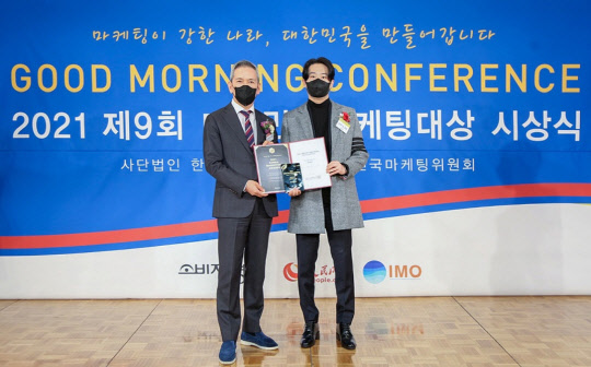 임현섭 넷마블 뉴미디어 팀장(오른쪽)이 이환성 한국마케팅협회 이사와 기념사진을 찍고 있다. 넷마블 제공 .